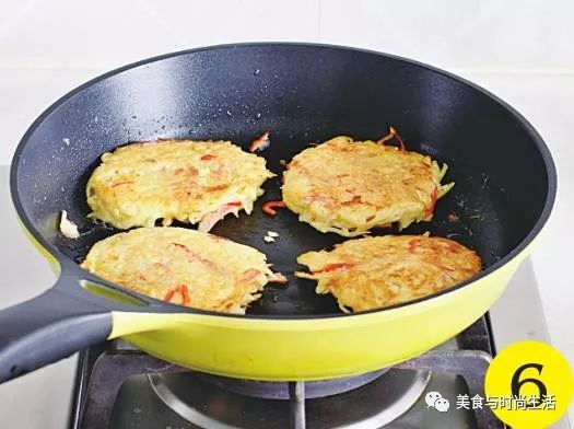 ztzxe88648739's tweet photo. Just had the coziest weekend brunch—fluffy blueberry pancakes, a side of crispy hash browns and a warm latte. Nothing beats simple, good food for a slow morning!， https://t.co/wJhJkW7PR5