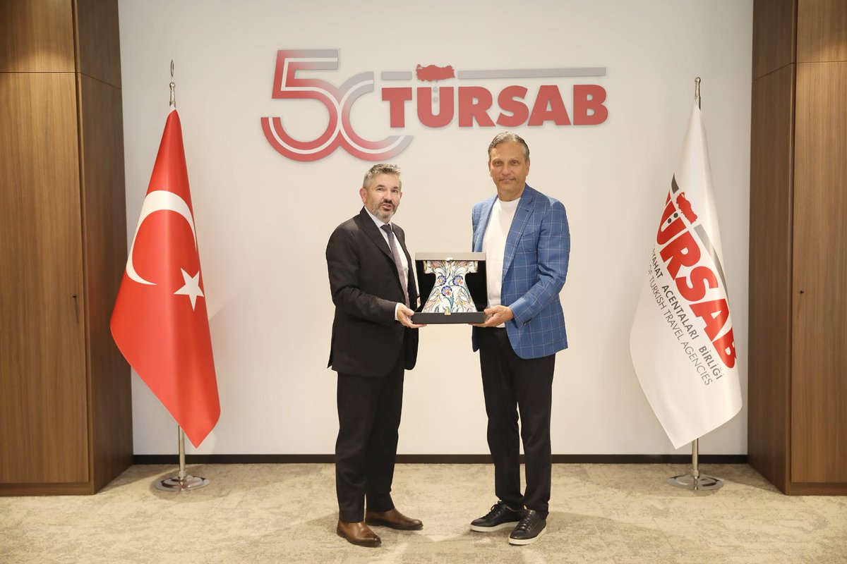 tursaborgtr's tweet photo. 20 Temmuz 2026 tarihinde, Yönetim Kurulu Başkanımız Sayın Firuz Bağlıkaya, TÜRSAB'ın Avrupa Seyahat Acentaları ve Tur Operatörleri Birlikleri (ECTAA) üyeliği kapsamında, ECTAA Genel Sekreteri Sayın Eric Dresin'i TÜRSAB Genel Merkezimizde ağırlayarak verimli bir görüşme gerçekleştirdi.

Görüşmenin ardından Başkan Yardımcılarımız Sayın Davut Günaydın ve Sayın Hasan Eker, Yönetim Kurulu Üyelerimiz Sayın Gürkan Özcan, Sayın Kıvanç Meriç ve Sayın Yeşim Yeşiltaç ile Başkan Başdanışmanımız Sayın Numan Olcar'ın katılımıyla düzenlenen toplantıda Sayın Eric Dresin, ECTAA'nın yapısını, faaliyetlerini ve Avrupa turizmindeki rolünü ele alan kapsamlı bir sunum gerçekleştirdi. Sunumun ardından uluslararası temsilin güçlendirilmesi, ortak projeler geliştirilmesi ve iş birliği olanakları üzerine karşılıklı görüş alışverişinde bulunuldu.

İlgili görüşmelerin, TÜRSAB'ın uluslararası alandaki temsil gücünün artırılması ve Avrupa'nın önde gelen turizm birlikleriyle ilişkilerinin daha da güçlendirilmesi açısından önemli bir adım olduğu vurgulandı.

Nazik ziyaretleri için Sayın Eric Dresin'e teşekkür eder, iş birliğimizin artarak devam etmesini temenni ederiz.