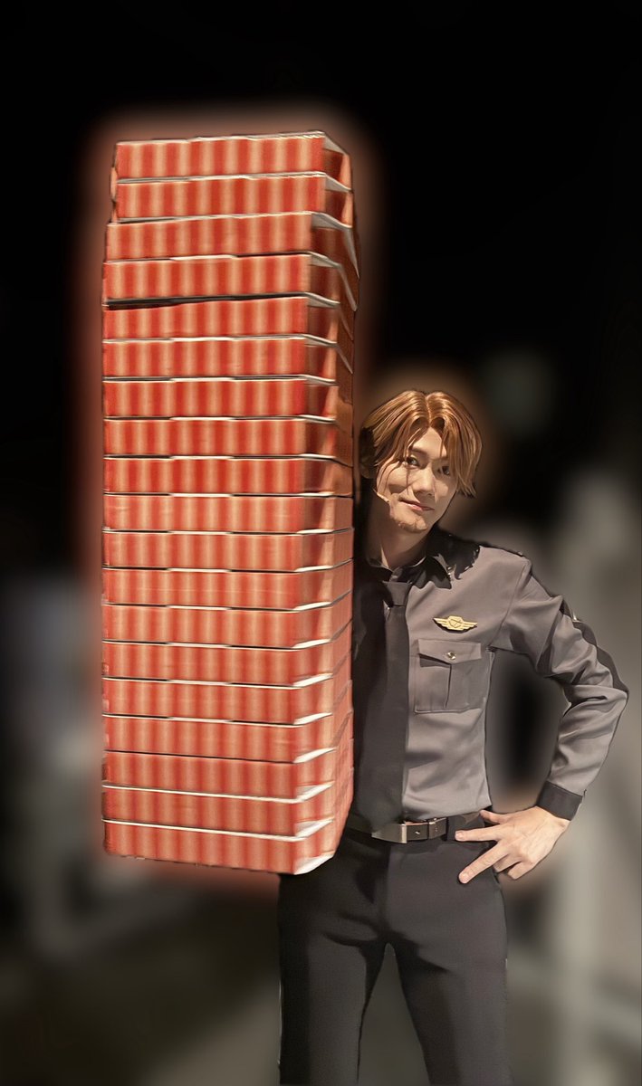 jurigig's tweet photo. #エリステ  ND
京都公演から密かに
2箱ずつ増やしていたピザ箱。
初日から+2+2+2  
千秋楽の2公演で+3+3
最終的にこんな感じになりました笑

演出部の皆様、ご協力頂きありがとうございました！ https://t.co/pHhh9TglJC