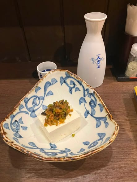 MonthlyBOATRACE's tweet photo. #gohimura
路地裏に名店あり、これは居酒屋を探すときの基準です。豆腐の上に載っているのは、やたら漬け。たくさんの野菜を漬けものにしたものです。残りものの再利用です。チェーン店には出てきません。舟券も有名選手の裏にかくれている選手を見つけると高配当をゲットできます。 https://t.co/csSCgPXDmu