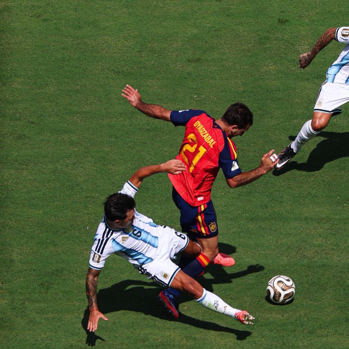 MUtdEcho's tweet photo. Lisandro Martinez seemed to suffer apparent thigh injury when he fouled Oyarzab https://t.co/mBLUdtIuos