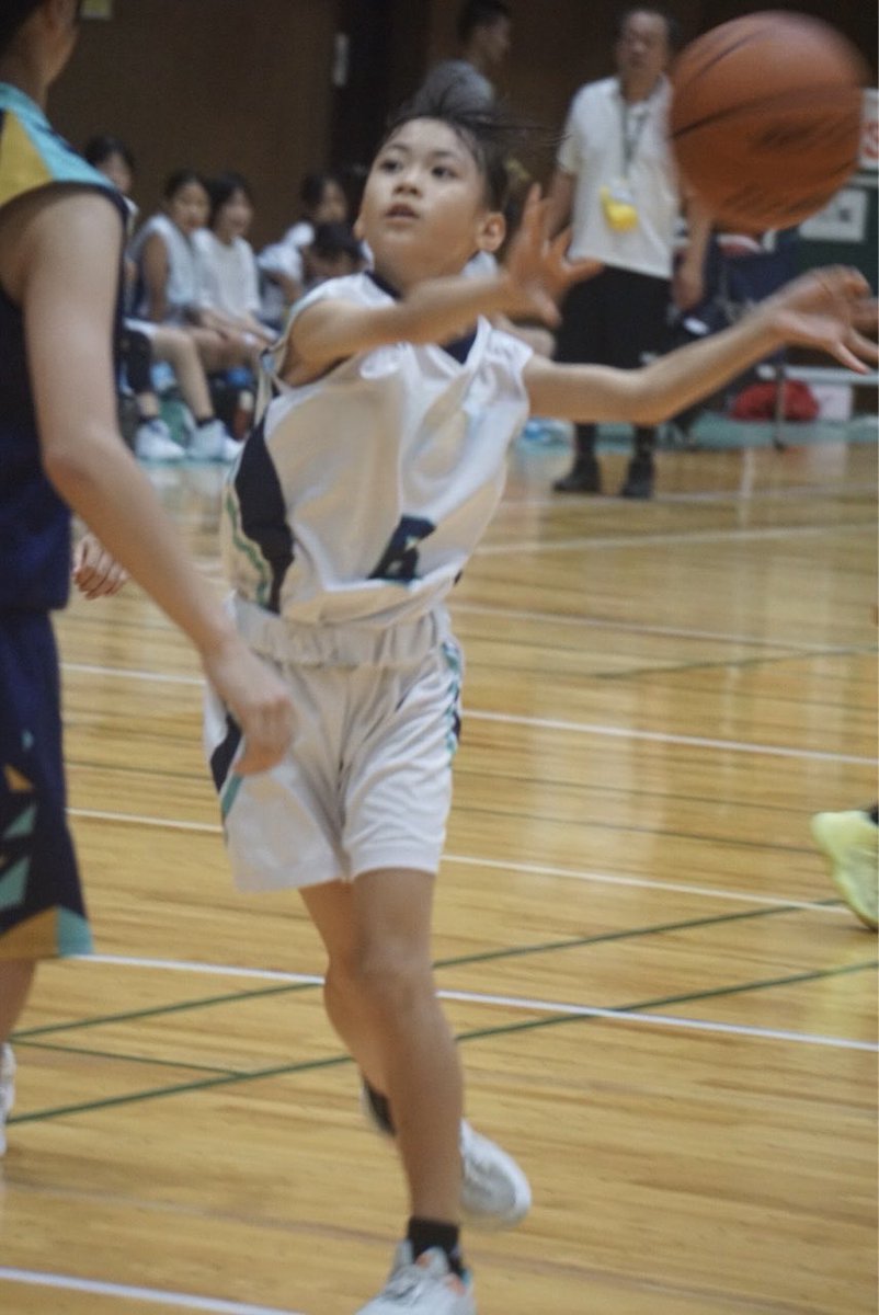 dolphinjan23's tweet photo. 週末は石川県の夏季大会でした⛹️‍♀️💨

内容はそんなには悪くなかったけど、立ち上がりと中盤点が入らないのをもっと練習して頑張らないとだね🏀ꔛ

最近よくドライブしてディフェンス引き付けて空いた味方にパスするのやるけど、ノールックやったんや😳
本人に聞いたらそやよーって🫪

瞬間激写すごっ🤭 https://t.co/qqzDEEpGMx