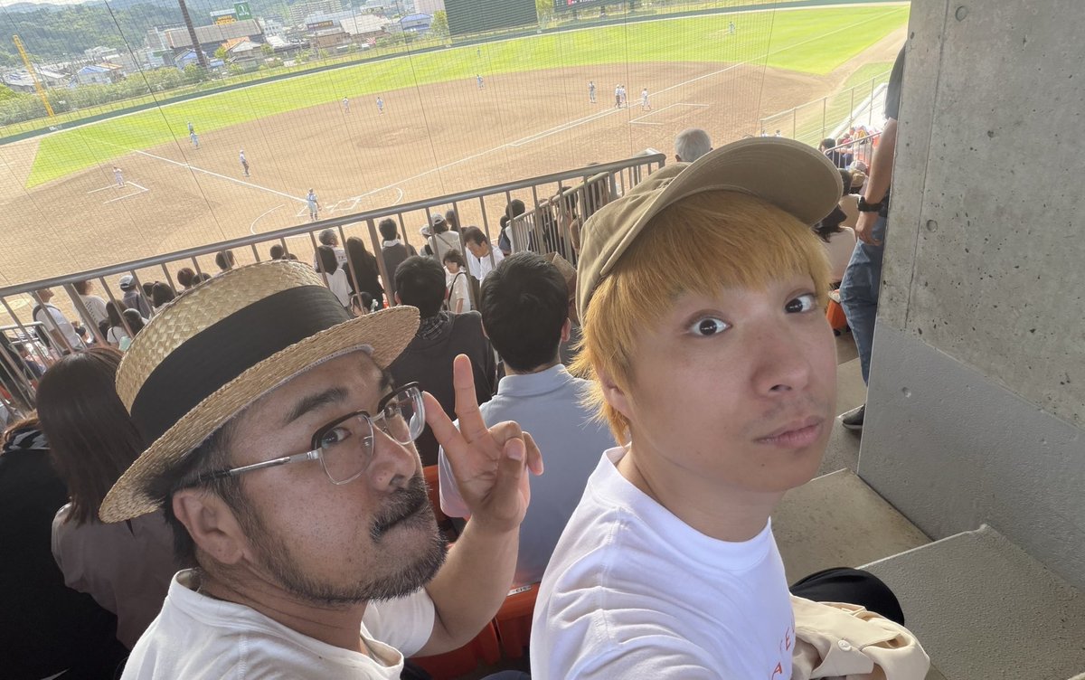 tokyoalgorithm's tweet photo. 先日の話し。
クリープハイプの尾崎世界観が彦根（滋賀）に居るって事で高校野球に誘いました。
試合をチラチラ観ながら世間話しをダラダラ話すのが好きです。
音楽の話しから大人の話しまで大変良い時間でございました。 https://t.co/S4L0xO39u9