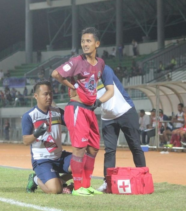 esprobags's tweet photo. Waktu pertama kali kirim tas ini ke tim medis, aku cuma berharap dia berguna.
Ternyata bukan cuma berguna. Dia beneran dibawa ke lapangan, ditaruh di rumput, dan siap setiap kali ada yang butuh pertolongan.
Terima kasih banyak sudah percaya, dan rela share sendiri momen pemakaiannya.
TB-351. Bukan sekadar tas. Alat kerja.
#TasMedis #P3K #TimMedis #SepakbolaIndonesia #AlatKerja #Olahraga #ProdukLokal #UMKMIndonesia #RealTalk