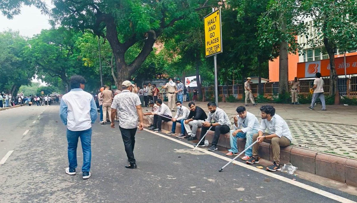 AIMEANEWDELHI's tweet photo. 🚨 जनता पूछ रही है, क्या @DelhiPolice जवाब देगी?

X (पूर्व में Twitter) पर कई यूज़र्स ने छात्रों के प्रदर्शन से जुड़े वीडियो और फ़ोटो साझा करते हुए सवाल उठाए हैं।

▶️ @DelhiPolice क्या बताएगी कि पुलिस के साथ सादे लिबास में दिखाई दे रहे लोग कौन थे?

▶️ यदि वे पुलिसकर्मी थे, तो उनकी ड्यूटी, पहचान और भूमिका क्या थी?

▶️ यदि वे पुलिसकर्मी नहीं थे, तो उन्हें पुलिस बल के साथ किस आधार पर रखा गया?

▶️ मामले से जुड़े वीडियो और फ़ोटो सोशल मीडिया पर व्यापक रूप से साझा किए जा रहे हैं। जनता आधिकारिक स्पष्टीकरण की मांग कर रही है।

▶️ @DelhiPolice से अनुरोध है कि तथ्यों को सार्वजनिक कर स्थिति स्पष्ट करे, ताकि किसी भी तरह की अफ़वाह या भ्रम की गुंजाइश न रहे।

संज्ञानार्थ आपेक्षित है 👇 👇 👇 

@DelhiPolice @CPDelhi @HMOIndia @AmitShah @PIBHomeAffs @MIB_India @LtGovDelhi @NHRCIndia @PMOIndia @narendramodi
@AzadSamajParty
@BhimArmyChief
@Wangchuk66
@CJP_for_India
@Cockroachisback
@abhijeet_dipke
@GitanjaliAngmo
@yadavakhilesh
@dimpleyadav

#DelhiPolice #JantarMantar #StudentsProtest #BreakingNews #NewsUpdate #JusticeForStudents #Delhi