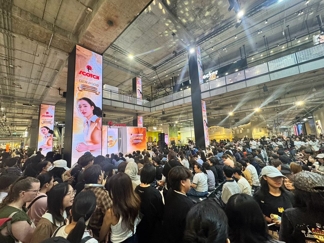 nongplaaaaa's tweet photo. โอ้มายก้อดดดด แล้วคนไปหาพี่หลิง น้องออมคือโหววว สุดยอดมากกก พลังของด้อมม่วงหลิงออม คนมารอต้อนรับทั้งคู่เยอะมาก คนรักหลิงออมเยอะมากจริง ๆ อีโมม ด้อมม่วงรักหลิงออม ด้อมม่วงรักพี่สก๊อตต

#ScotchXLinglingWithOrm https://t.co/ajrO0IDyol