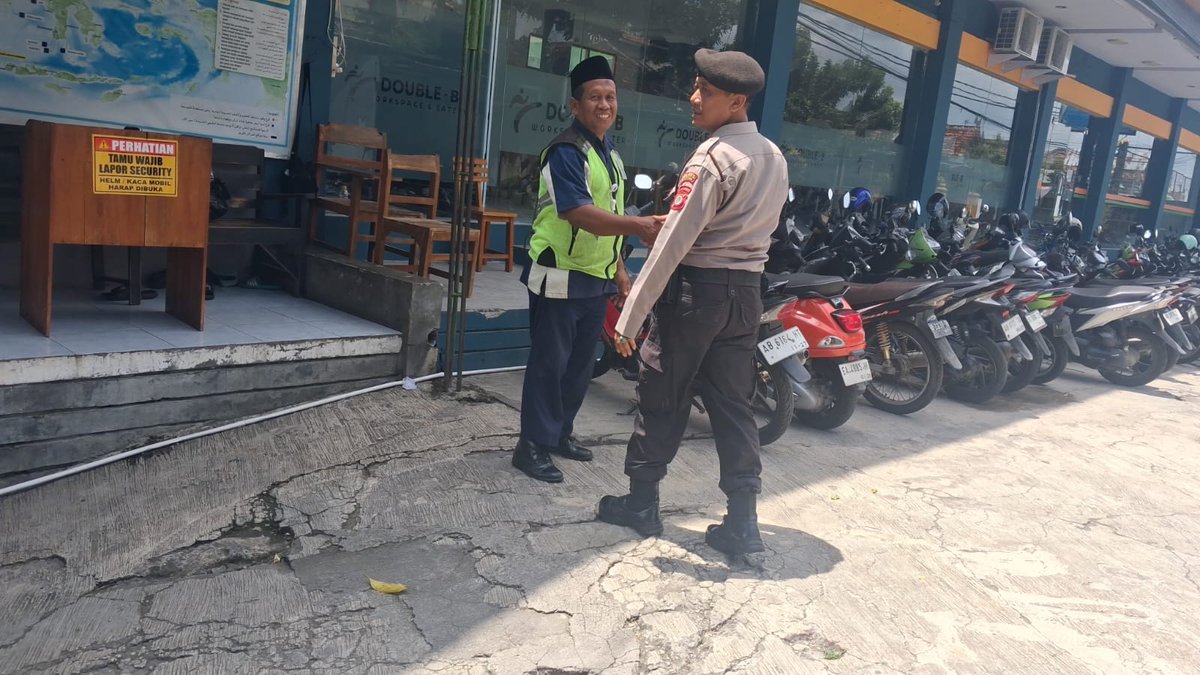 PiyunganPolsek's tweet photo. Anggota unit samapta polsek piyungan di pimpin Aiptu Arief Ananto melaksanakan patroli, cegah gangguan kamtibmas sambang kawasan industri, minimarket dan sekolahan agar situasi kamtibmas wilayah piyungan tetap kondusif (21/7/2026)
#polriuntukmasyarakat
#patroli
#polsekpiyungan https://t.co/9M36c5Jx2E