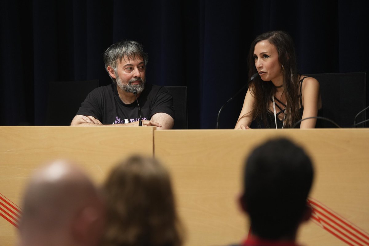 JorgeIvanArgiz's tweet photo. Jueves #celsius2026 

Un placer hablar con @catodorova de su obra, de cómo abordar la autoedición para que esta tenga sentido, y aunque eso lo habló en otra ponencia, ilustra su obra!!

Además nos regaló la primicia de ver la portada de su próximo libro en @SalamandraEd https://t.co/bDJWuwnNFt