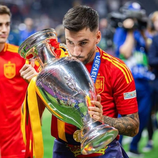 futtmais's tweet photo. Álex Baena se tornou o PRIMEIRO JOGADOR DA HISTÓRIA a vencer o Eurocopa, as Olimpíadas e a Copa do Mundo.

Tudo isso em dois anos. https://t.co/JA0rsvtG0I