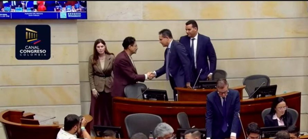 EspinosaRadio's tweet photo. "Yo quise agradecerle al senador @IvanCepedaCast, y quiero dejar un mensaje al país: vamos a bajar los ánimos, y quiero sentarme con el senador Cepeda para tratar de construir acuerdos en medio de la diferencia", dice en @CaracolRadio el presidente del congreso @honohenriquez https://t.co/FWaLSkmJDX