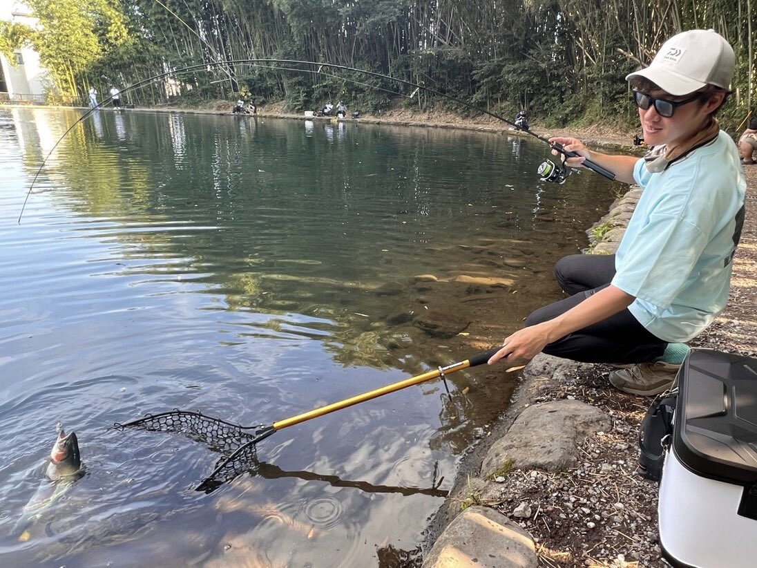 koki_fishing_'s tweet photo. プレッソLTD追加番手✨
今回3アイテムを監修させていただきました。

【61L＋-E】
"61UL＋-E"のパワーアップVer.
2g前後〜の放流等の重ためスプーンや重ためプラグ、操作系に最適！
メインはエステル0.35~0.4号！
UL＋-Eの調子で中〜重量級ルアーを使いたく、絶妙なバランスでパワーアップさせています。

【61MF】
前回の醒井名人戦での浮上系ミノーは、この61MFプロト一本で５位になったほど！
"61MLF"のパワーアップVer.です。
操作系の釣りはもちろん、大物狙いのミノーイングや重ためルアーも扱いやすい設定にしていて、ファストテーパーでバイトを吸収しながらもMのバットパワーでカウンター的にフッキングできます。

【66ML】
大規模ポンドの遠投はもちろん、対大型トラウトに必要なパワーを兼ね備えたロングレングスモデル！
巻き・操作系ともに使いやすい調子。
バットには"3DX"を搭載したことで、大型トラウトに必要な粘りとパワーを持ち、掛かっている魚が思ったより大きいな！と感じるほど、魚をいなしながらグイグイ寄せるロングロッドです。

ぜひご期待ください🙏✨

#PR