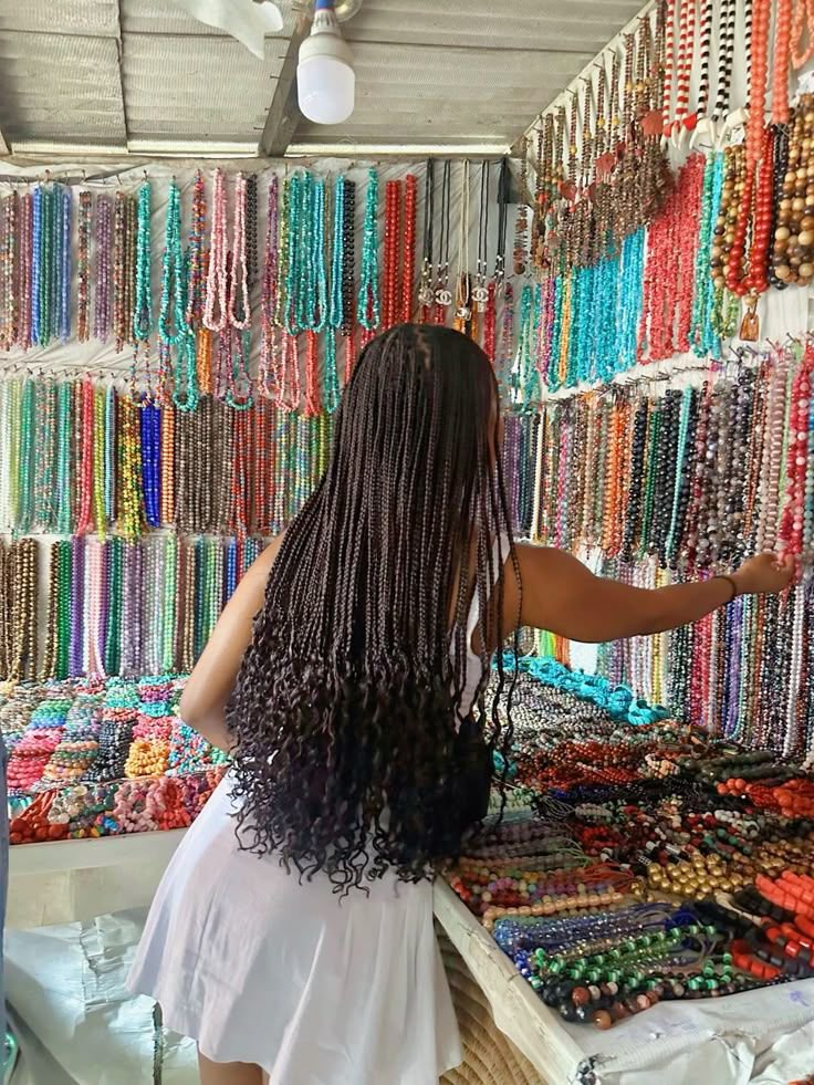 Emenike229183's tweet photo. I made this tweet so yall dont confuse whatever Dani is wearing as real waist beads. it gets real annoying seeing yall gentrifying African culture as "waist chain" and "belly chain".  Educate your dumbasses and the Indian psycho in the comments https://t.co/eHwVoX910n