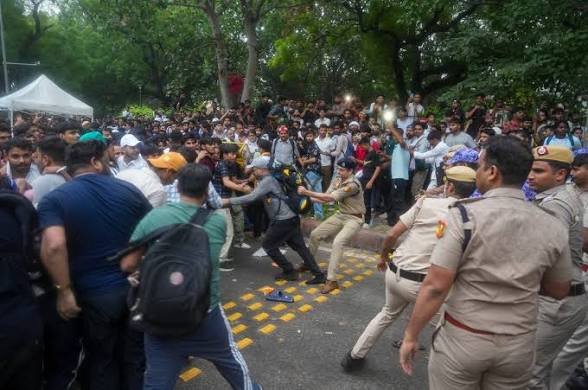 0001Adeeb's tweet photo. लाठियों से आवाज़ें दब सकती हैं सवाल नहीं
याद रखिए छात्रों को डराकर इतिहास नहीं बदला जा सकता
जिस तरह लाठीचार्ज किया गया महिलाओं के कपड़े फाड़े गए उन्हें पीटा गया और मारा गयावे ही इस देश का भविष्य हैं क्या सरकार अपनी नाकामी छिपाने की कोशिश कर रही है?
#संसद https://t.co/yUzp9GUorQ