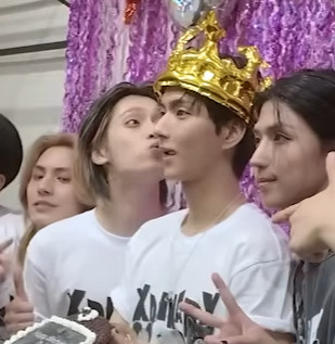 _dizzyvillain's tweet photo. I think someone wants to bring back the birthday kiss tradition https://t.co/88NzkM6iJf