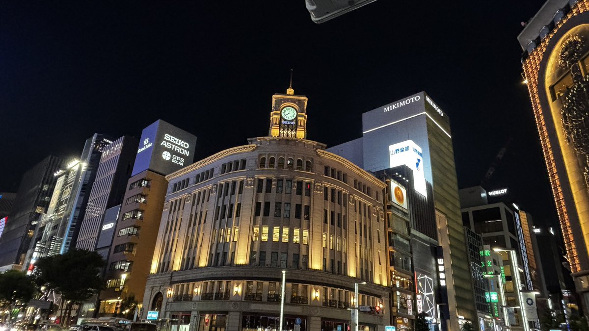 belltreeasami's tweet photo. 終えて間もなくですが…本日、次の展示会搬入in銀座🌱
ライティング前ですが、設営完了して来ました！
帰りに見た銀座の街。街全体も通り過ぎる方々もキラキラでした✨ https://t.co/QzgBLumfeF