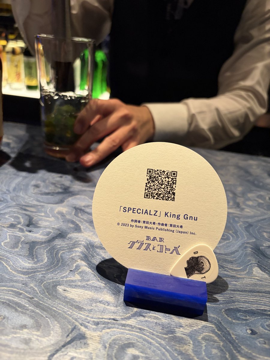 Puchamonmo's tweet photo. BARグラスとコトバ！
今朝キャンセル取れて滑り込みできた🍸
すごく悩んだのですがビジュアルとミントで選んだ

お行儀の
悪い面も
見せてよ

はアルコールが回るの早すぎて半分で敗走….(タイムアップ) https://t.co/nXkhiAnrAL