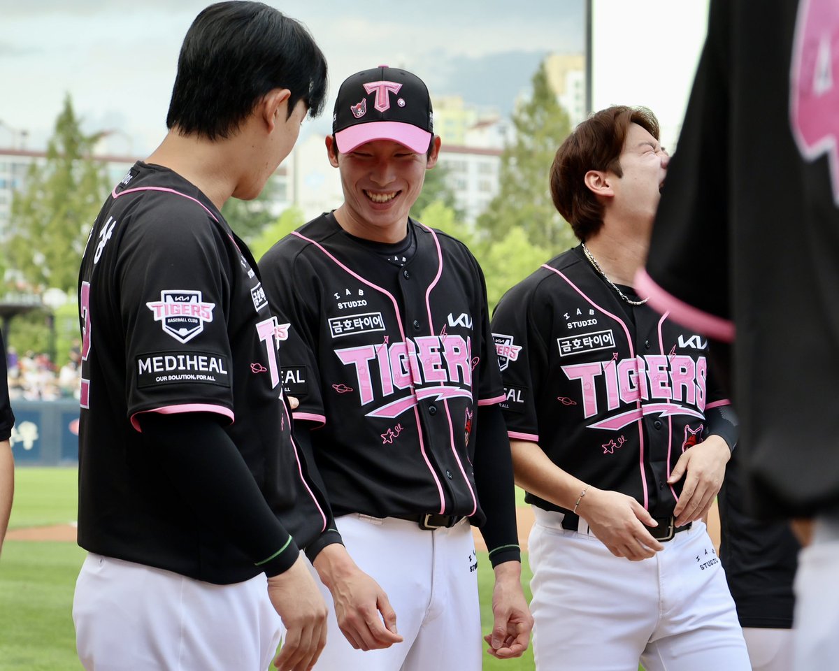 Kiatigers's tweet photo. 선수단은 7/21~26 쿠로미 유니폼을 입고 경기합니다💜 https://t.co/5BT4CM2axX