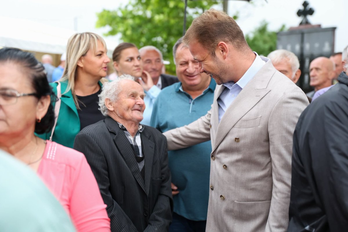 MikMilenko's tweet photo. Krenuli su u izbornu kampanju. Statista je uvjek tu. I kad je korona boluje od korine,i kad je crkva veliki je vjeenik,i kada se dijele mjesecne za penzionere tuje i na svim mogucim mjestima. Gligo statista u mnogim filovima sa Draletom. https://t.co/9cdVjLNyYF