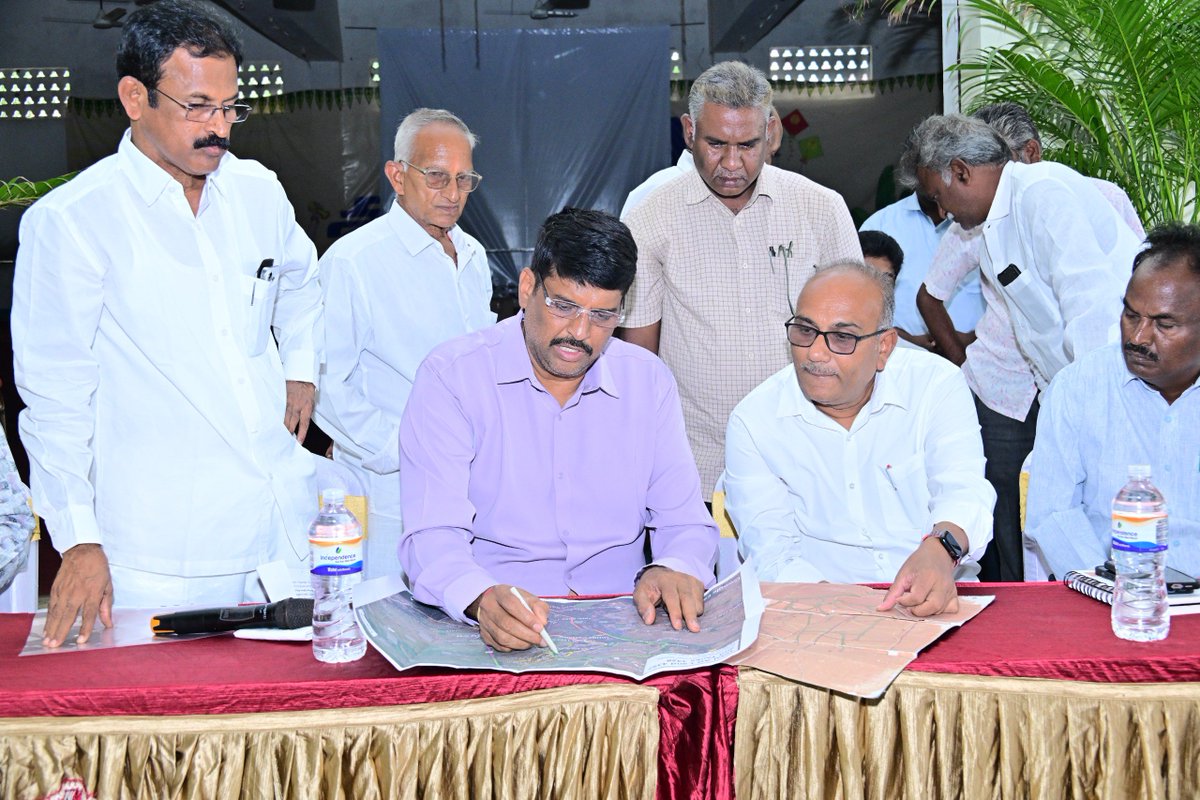 varma_vegesana's tweet photo. పిట్టలవానిపాలెం మండలం మంతేరు ఢ్రైన్ సమస్యపై నీటిపారుదలశాఖ అధికారులు,రైతులతో సమీక్ష సమావేశం నిర్వహించాను.
#FarmersFriendlyGovt
#IdimanchiPrabhutvam
#TeluguDesamParty
#ChandrababuNaidu
#VegesanaNarendraVarma
#VegesanaForBapatla
#TeamVegesana
#MLABapatla
#MLAVarma https://t.co/p28cVIITVs