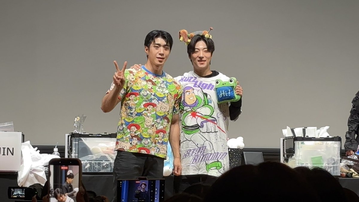 UWAaaTasukete's tweet photo. 間違えてお互いのサイズを着てしまった人々 https://t.co/8MQLhSQ7xc