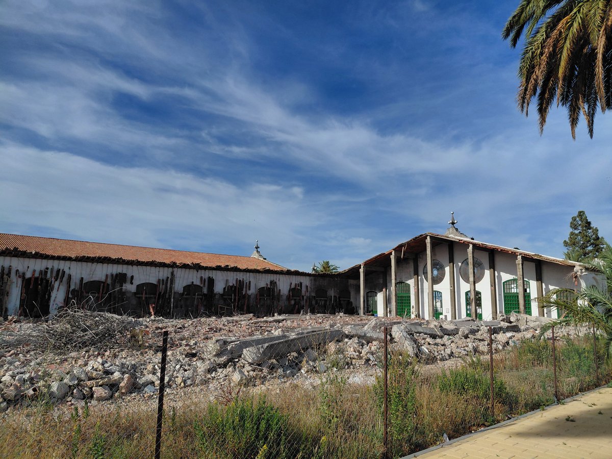 picots's tweet photo. @JoseMMArana @diariodejerez Es una pérdida continua de parte de la identidad de la ciudad. También duele ver el derribo de las bodegas Croft. Sabes si están dejado la fachada principal sin derribar por una posible restauración y mantenimiento en el futuro proyecto? https://t.co/guNnyCfZhP