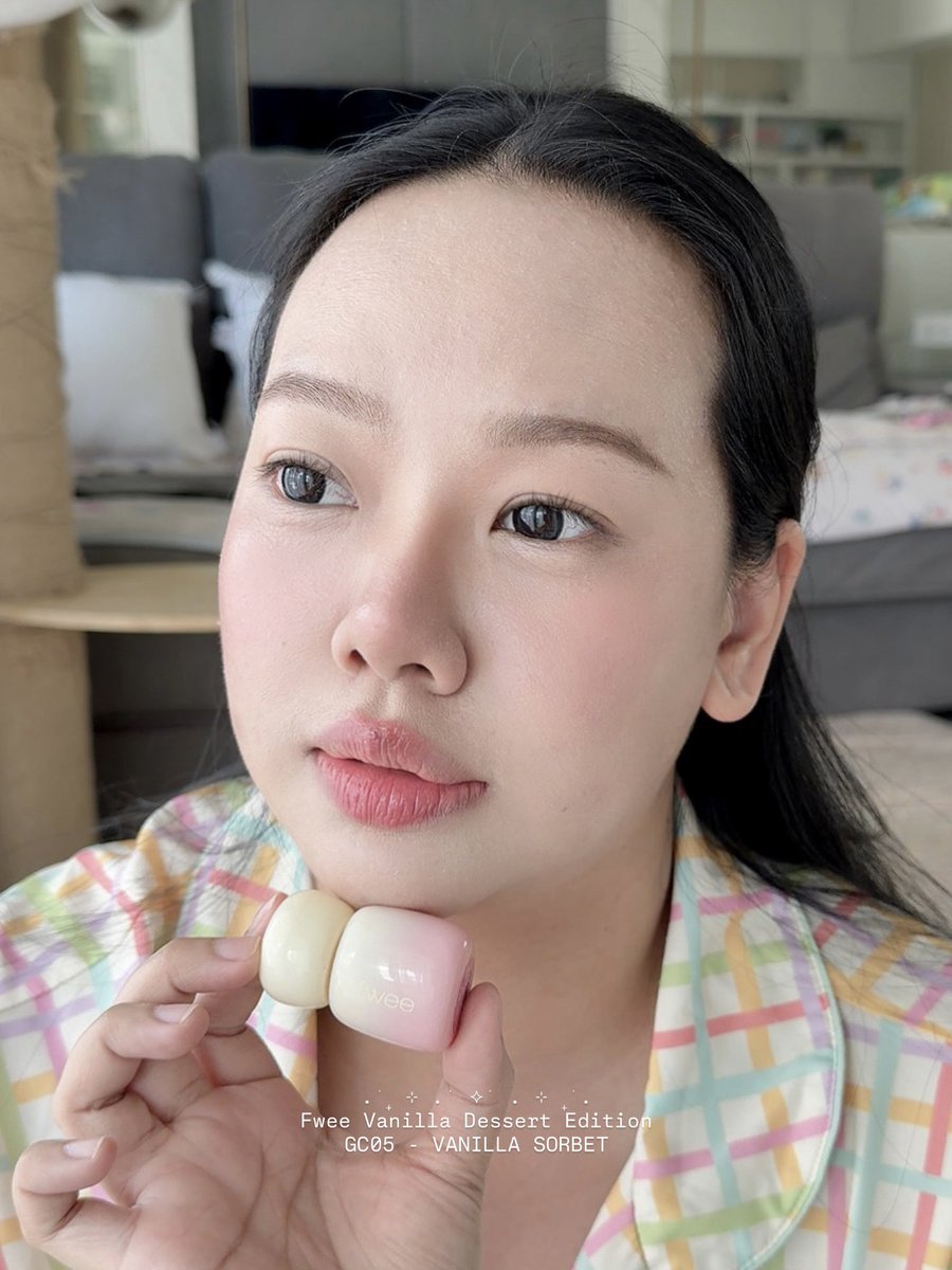 poodpaingan's tweet photo. ลิป fwee รุ่น stay-fit lip tint คอลฯ Vanilla Dessert ต้องเก็บ! ดังที่เกาหลีก็ส่วนนึง แต่ที่ต้องมีเลย ก็เพราะสีเนี่ยแหละ ถูกต้อง! สีเบสที่ทาง่ายๆ ใช้ได้ในทุกโอกาส แล้วก็ครอบคลุมทุกโทนเหมือนเดิม ส่วนเนื้อ ถ้าใครเคยใช้ เค้ารู้กันว่า เริ่ดมาก ลื่นเหลว แต่เกาะปากดี สีชัด ติดทนด้วย ครบองก์ ไม่ซื้อไหวหรอ!
