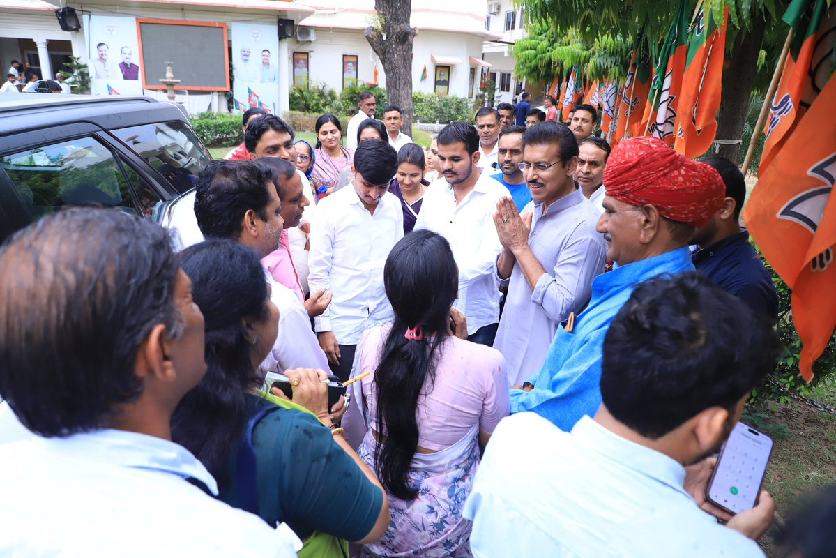 Ra_THORe's tweet photo. स्नेह, संवाद, प्रेरणा!

आज पावन कर्मभूमि भाजपा कार्यालय पहुंचकर ऊर्जावान कार्यकर्ताओं व सम्मानित पदाधिकारियों से भेंट की।

भाजपा परिवार के साथ व्यतीत समय सदैव ही जनसेवा व कर्तव्य निर्वहन हेतु ऊर्जा प्रदान करता है। आप सभी के स्नेह, प्रेम व अपनत्व का सहृदय आभार। https://t.co/4mR2BpqYfD