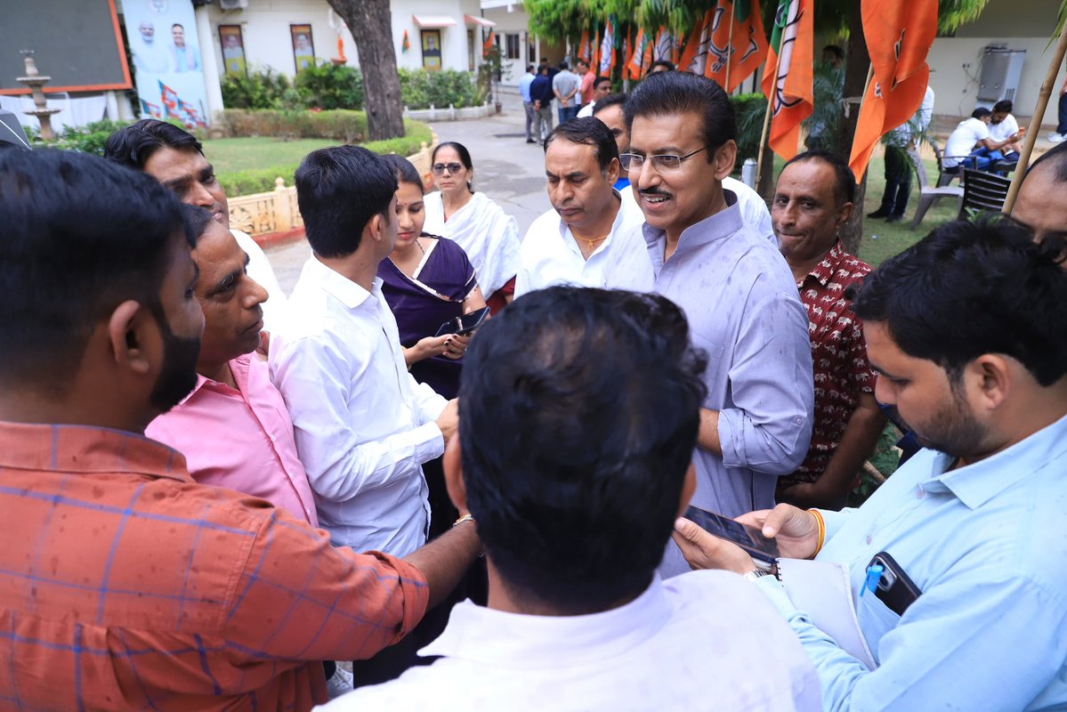 Ra_THORe's tweet photo. स्नेह, संवाद, प्रेरणा!

आज पावन कर्मभूमि भाजपा कार्यालय पहुंचकर ऊर्जावान कार्यकर्ताओं व सम्मानित पदाधिकारियों से भेंट की।

भाजपा परिवार के साथ व्यतीत समय सदैव ही जनसेवा व कर्तव्य निर्वहन हेतु ऊर्जा प्रदान करता है। आप सभी के स्नेह, प्रेम व अपनत्व का सहृदय आभार। https://t.co/4mR2BpqYfD