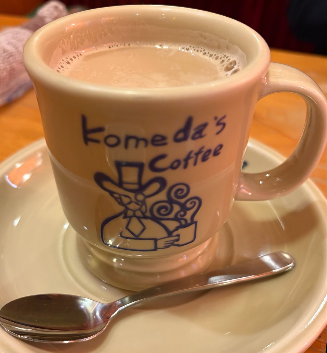 daisuki_imabari's tweet photo. 仕事のミーティング兼ねてコメダ珈琲へ。

以前来た時に気になってた、フラッペクラシックプリンを注文。

一口いただくと、昔家で作ったあのプリンの味を思い出す🍮

ホイップも混ぜると、喫茶店のプリンにもなる。

甘さが、疲れた頭に気持ちいい(o^^o)

ごちそうさまでした！

#コメダ珈琲
#今治 https://t.co/KlxWQmVk4G