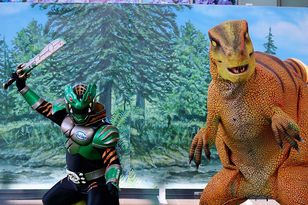 FUKUIHERO1's tweet photo. 福井のご当地ヒーローのショーには恐竜がでてくるよ🦖 https://t.co/xuEN990wdl