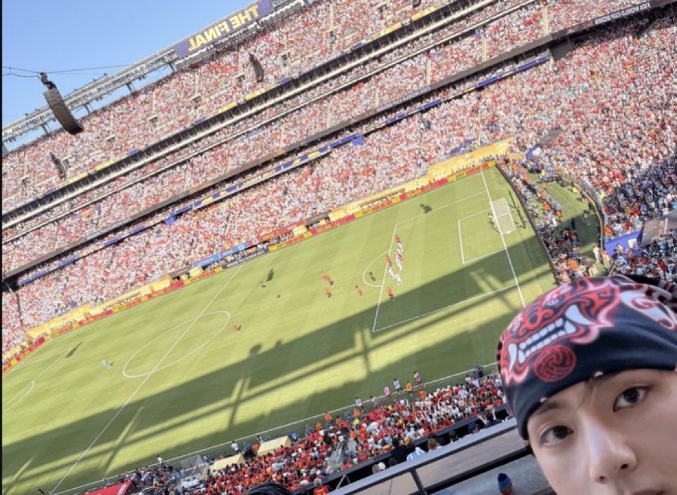 namseokmina's tweet photo. no superaré esta foto nunca, porque somos nosotras en los concis y me hace gracia https://t.co/PnZZpbEJtw