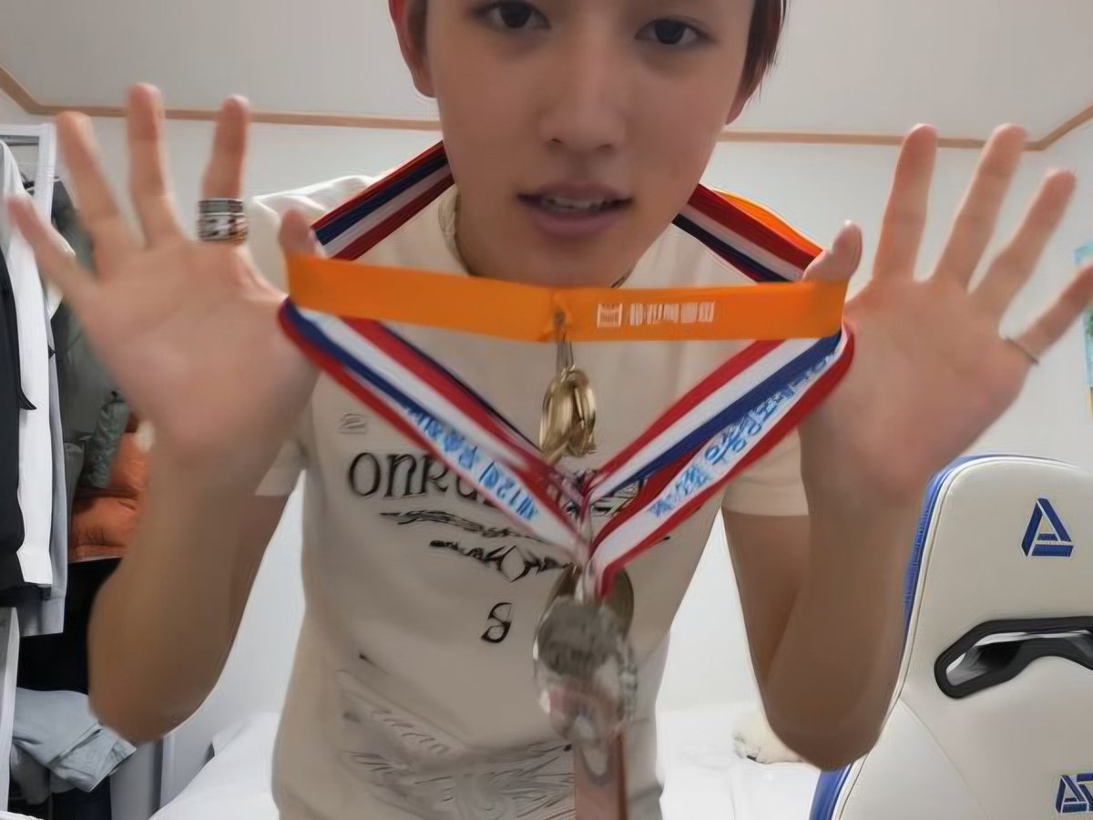 eomshz's tweet photo. seonghyeon, even though becoming an idol was never the dream you once had, i know deep down that little eom would be incredibly proud of how far you've made it! you've come such a long way &amp;&amp;&amp; i can't wait to see you go even bigger, hyeonie! 🤍 https://t.co/qqU779bNBv