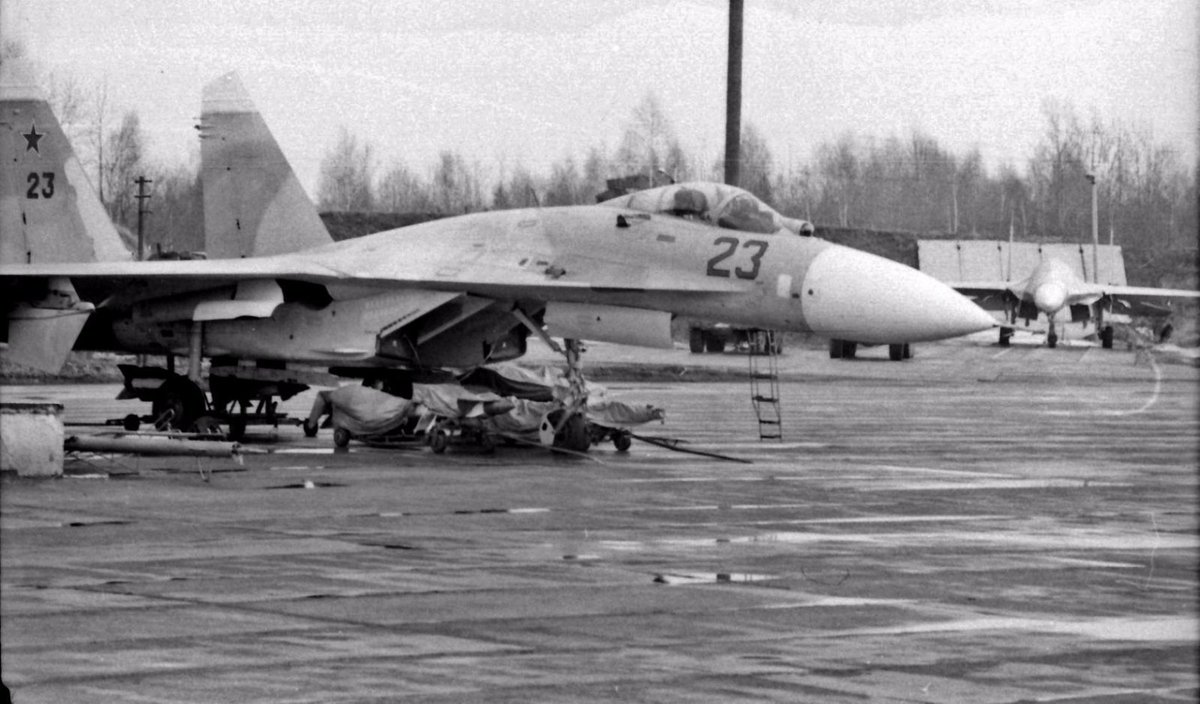 SlavAesthetics's tweet photo. Su-27's and Su-27UB's of the 611th IAP
Dorokhovo Airbase, 1992 https://t.co/Vn0PJeYFcZ