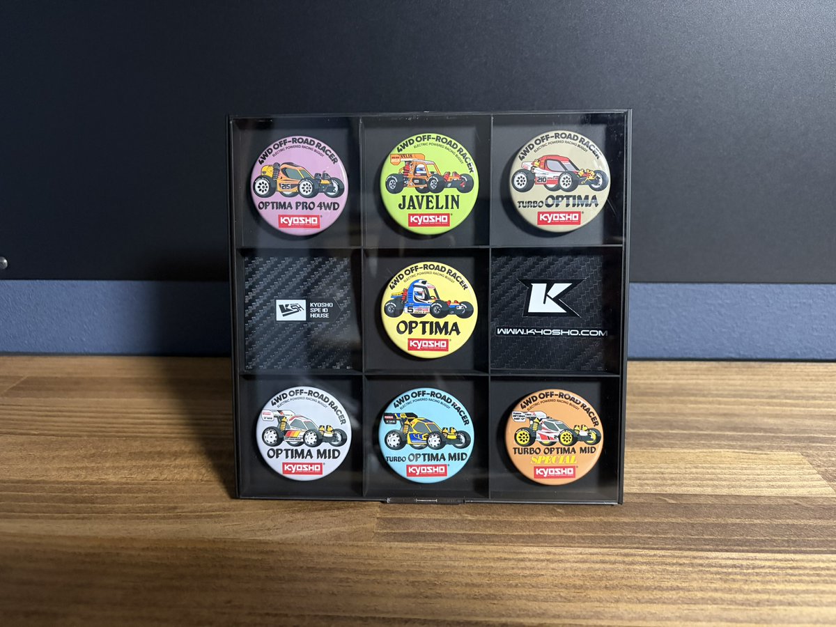 TOKUMORI_RC's tweet photo. 先日京商フリークな方との話題にあがった缶バッチ✨
出先で無くすのもイヤだったんでずっと保管してました😅
セリアでこんなアイテムを見つけて即購入‼️
クリアのままだと味気なかったんで、色塗ったりステッカー貼ったりなんやかんやして完成🪮
趣味部屋にイイカンジのディスプレイが出来ました😊 https://t.co/kMI0ViPTt5