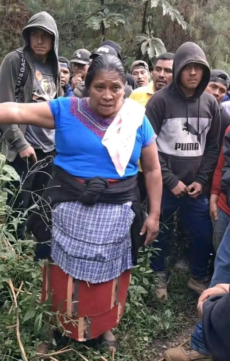 macu_ubaldo's tweet photo. Energuate ordena a vecinos asesinar a una mujer dueña de terrenos en donde la empresa electrica colocó postes y cables sin permiso alguno. 
La mujer pedia Q100 mil por la violacion de su propiedad privada. 
Eso enojó a Energuate y pidio a sus sicarios matarla a golpes. @PDHgt https://t.co/eVafkkiTbj