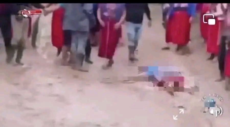 macu_ubaldo's tweet photo. Energuate ordena a vecinos asesinar a una mujer dueña de terrenos en donde la empresa electrica colocó postes y cables sin permiso alguno. 
La mujer pedia Q100 mil por la violacion de su propiedad privada. 
Eso enojó a Energuate y pidio a sus sicarios matarla a golpes. @PDHgt https://t.co/eVafkkiTbj