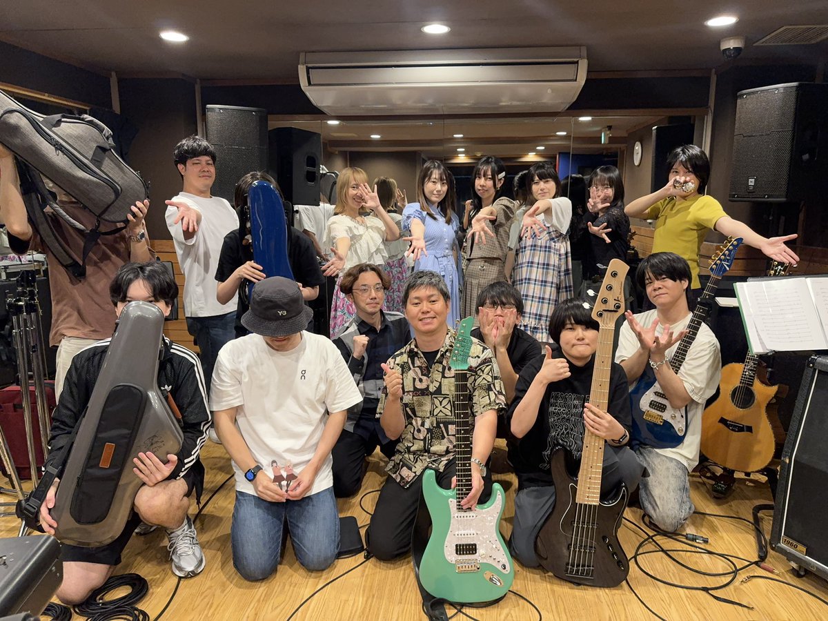 245lontano's tweet photo. 8/1（土）ご縁ありこちら「Bloom Band」にて出演させていただきます！
リハでは某沼津でお世話になった方たちにも久しぶりにお会いできて嬉しかったです！
どの曲もアレンジがめちゃくちゃかっこいいのでバンドに負けないようにﾊﾞﾘﾊﾞﾘ弾きます🎻

◆チケット
https://t.co/dxIz7r4lS0
◆配信
https://t.co/PO8wladDEi…