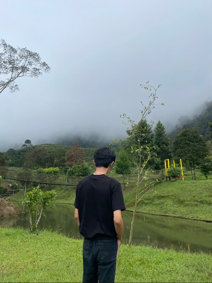 syafiqalgipari's tweet photo. Gue sempet diem lumayan lama di pinggir danau sambil ngeliatin jembatan gantung di seberang. Udara dinginnya nembus baju, tapi beneran bikin otak yang capek auto reset. Cukup berdiri di sini sendirian, lo udah auto berasa jadi main character film yang lagi nyari ketenangan batin. Vibes-nya mahal banget. 🍃✨