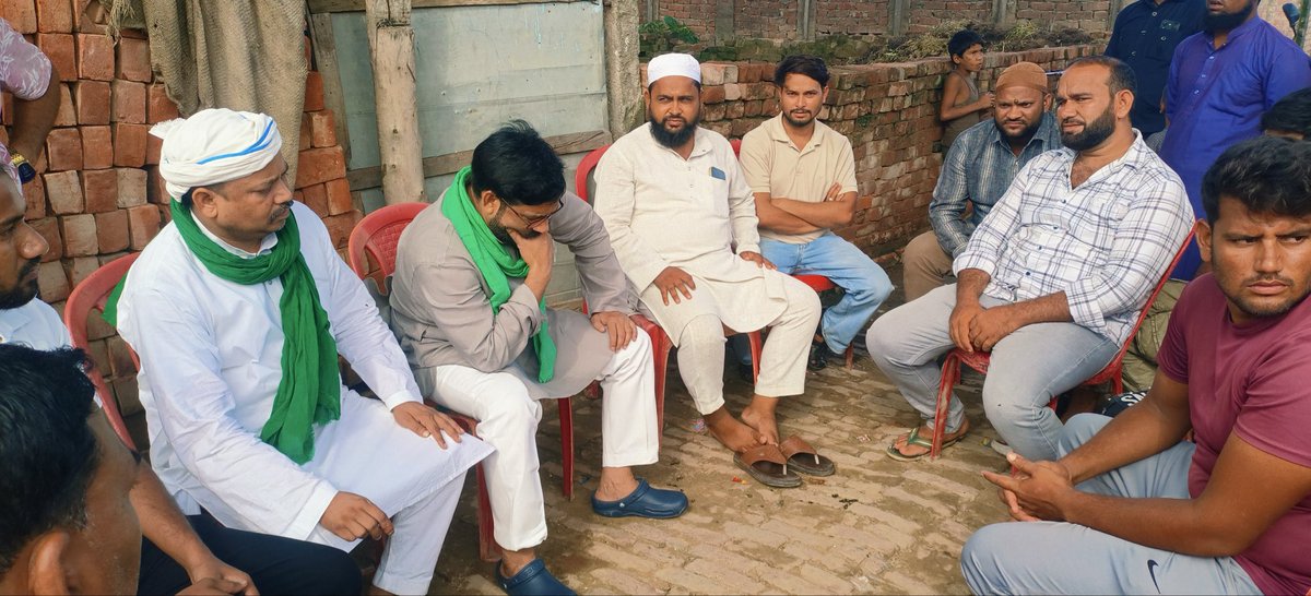 imshaukatali's tweet photo. मटेरा विधानसभा क्षेत्र के बिशनापुर गाँव के हमारे कुछ भाई गुजरात स्थित एक ग्लास फ़ैक्टरी में काम करते थे जहाँ करंट लगने से एक व्यक्ति का इंतकाल हो गया और अन्य साथी अस्पताल में उपचाराधीन हैं।
इस दुखद घटना की जानकारी मिलते ही मैंने AIMIM गुजरात के प्रदेश अध्यक्ष जनाब साबिर भाई काबलीवाला साहब से फ़ोन पर बात कर हर संभव सहायता करने की बात की। अल्हम्दुलिल्लाह, उनके सहयोग से मृतक का पोस्टमार्टम पूरा कराकर शव को उसके पैतृक गाँव भेजने की व्यवस्था की गई है।
आज मैं पीड़ित परिवारवालों के घर पहुँचकर मुलाकात की, ताज़ियत पेश की और इस कठिन घड़ी में हर संभव साथ देने का भरोसा दिलाया।
अल्लाह तआला मरहूम की मग़फ़िरत फ़रमाए, उन्हें जन्नतुल फ़िरदौस में आला मुकाम अता करे और परिवार को सब्र-ए-जमील अता फ़रमाए। आमीन।
#AIMIM #AsaduddinOwaisi #ShaukatAli #MateraWithShaukatAli #ShaukatAliForMatera