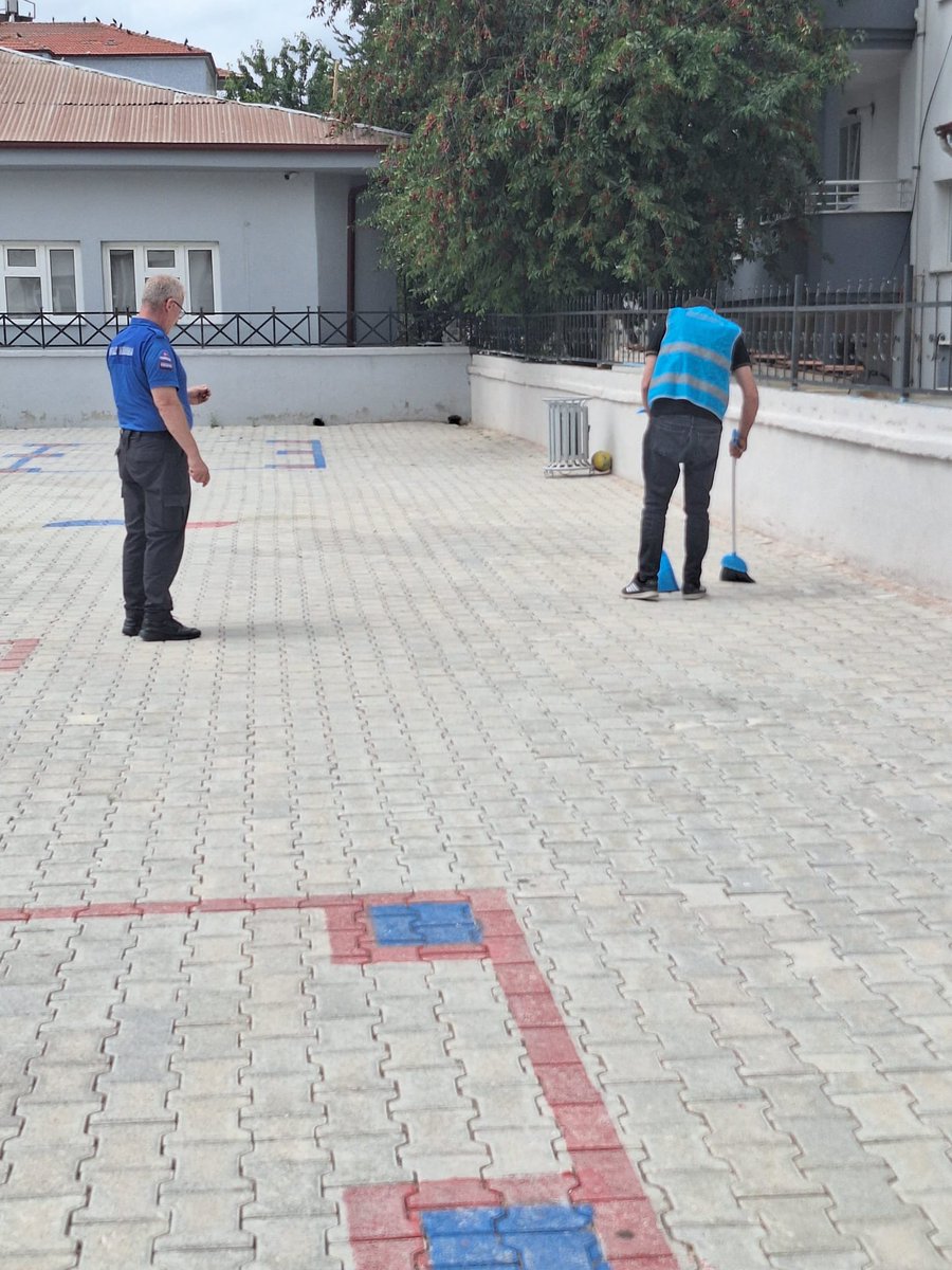 GumushaneDs's tweet photo. Okul çalışmalarımız devam ediyor... Denetim büromuz personeli eşliğinde kamuya yararlı bir işte ücretsiz çalıştırma yükümlülüğü bulunan yükümlülerimiz ile birlikte öğrencilerin olmadığı yaz tatili döneminde Gümüşhane ilimiz Kelkit ilçesinde bulunan Cumhuriyet İlkokulu'nda + https://t.co/CmRiOL57qw