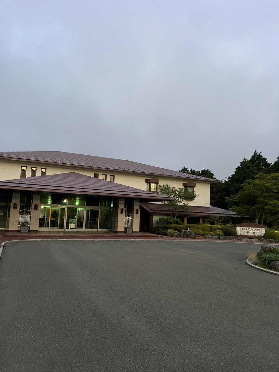 umiushi08's tweet photo. ひぐらしの鳴き声を聞きたくて、箱根へ。

ホテルグリーンプラザ箱根に着くと、
辺り一面に響く、ひぐらしの大合唱。

夏の暑さを忘れるような、
どこか懐かしくて心が落ち着く時間でした。

忘れられない、夏の思い出。🌿🎐

#箱根 #ひぐらし #夏 #自然 #ホテルグリーンプラザ箱根 https://t.co/iQkUYK9HcD