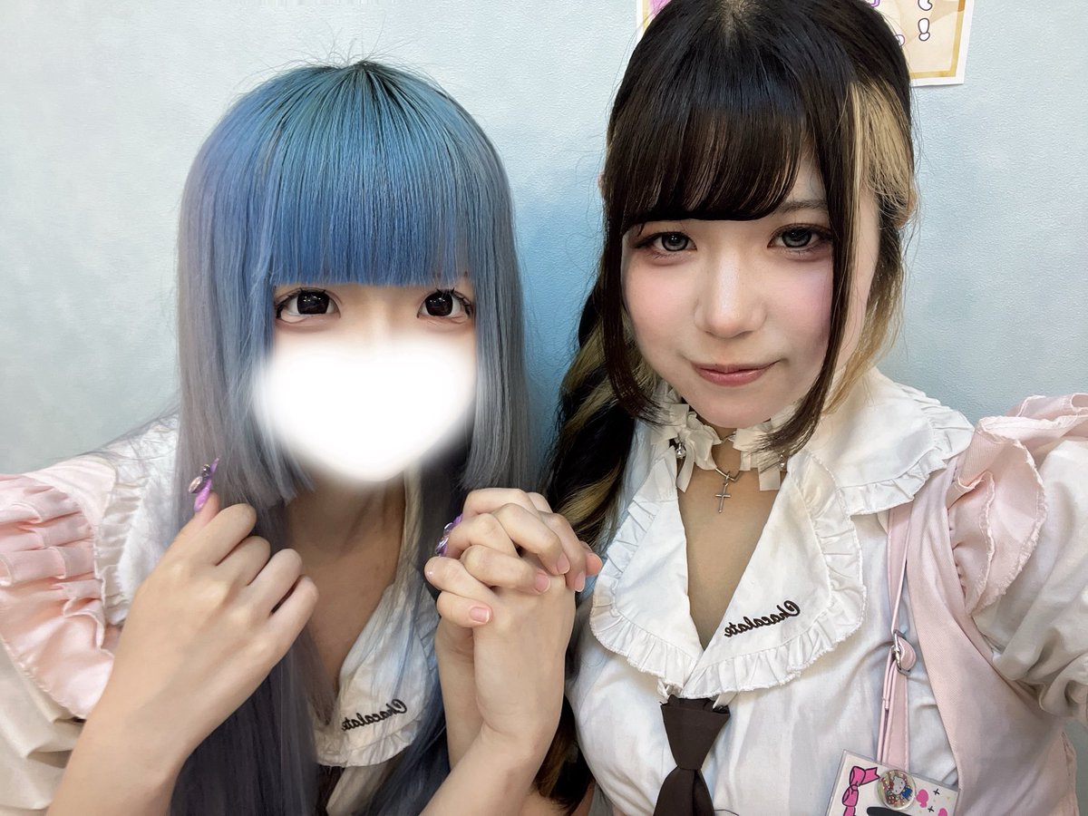 pomme_cosmosh's tweet photo. しうちゃんと待ってます> < ♡
恋人繋ぎしちゃったしうちゃんの恋人はぽむです𐐃 ·̫ 𐐃 https://t.co/U6h5KtcU3W