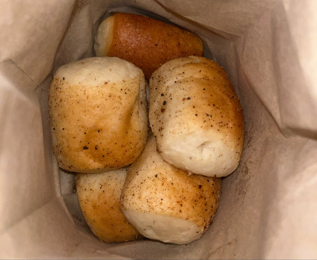 lesbianichesm's tweet photo. #foodtwt using my free will to eat pandesal for dinner https://t.co/3XziNqSkQI