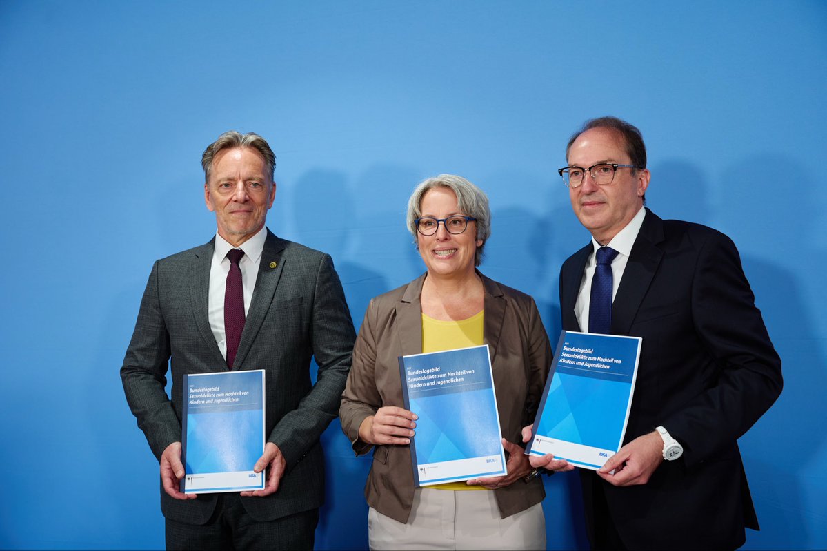 BMI_Bund's tweet photo. Keine Entwarnung: Fallzahlen des sexuellen Missbrauchs an Kindern und Jugendlichen weiterhin besorgniserregend hoch. Dies geht aus dem Bundeslagebild hervor, das Bundesinnenminister #Dobrindt, BKA-Präsident Münch und die Beauftragte Claus vorgestellt haben. https://t.co/XpFk8OnRtN