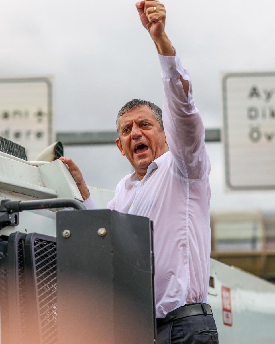 berkinservi's tweet photo. LİDERİMİZ ÖZGÜR ÖZEL:

ANA MUHALEFET PARTİSİNE VEDA ETMENİN, İKTİDAR PARTİSİ GRUP KÜRSÜSÜNE KAVUŞMANIN GÜNÜNÜ SAYIYORUZ! https://t.co/oBVELXEU23