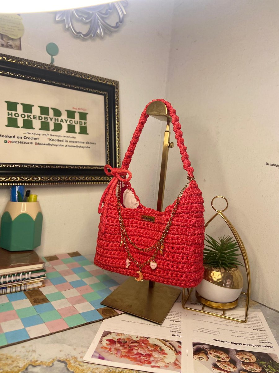 hookedbyhaycube's tweet photo. Poppy Shoulder Bag- Coral ❤️ | Bloom Collection

This bag is handcrafted by me

Fits: Phone, Wallet, Lipgloss 💄 Airpods, keys and other daily essentials 
#crochet #fyp #fashion
@voguemagazine https://t.co/9ys1ebd33S