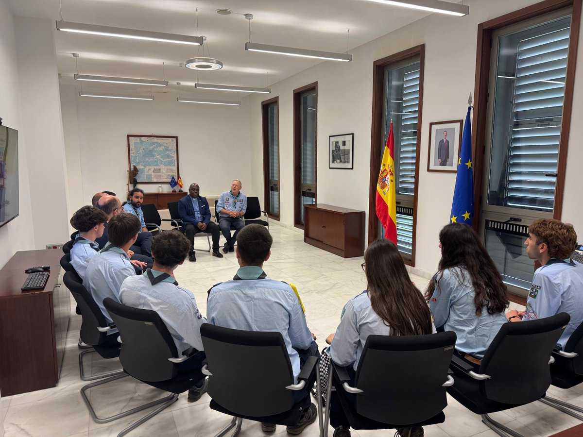 EmbEspMalabo's tweet photo. 🤝⚜️ Encuentro con el grupo de Scouts de la Inmaculada Concepción, procedente de Extremadura.

Gran labor de apoyo a la Comunidad Dominica y al Orfanato de Malabo.

👏Un merecido reconocimiento al sacrificio y al trabajo por el bien ajeno.

🇪🇦 #EspañaEnGE #Scouts #Extremadura https://t.co/2rrww51k7b