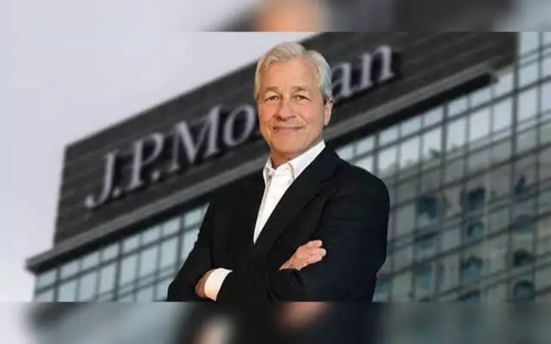 globalubdatehub's tweet photo. JPMorgan CEO Jamie Dimon warns investors are underestimating risks—he won’t buy stocks or Treasuries at current prices. “Bigger crash ahead?” echoes louder. 📉 #Dimon #Markets #RiskAlert https://t.co/TK22u4yfZn