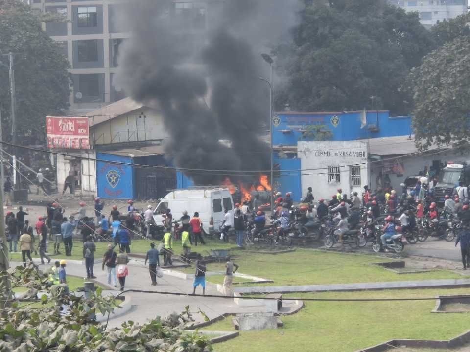fredabalatv10's tweet photo. 🚨 Kinshasa sous tension !
tension dans les communes de Kasa-Vubu, Ngiri-Ngiri et Kalamu. Une maisons  incendiée et des coups de feu entendus dans plusieurs quartiers. La population s’inquiète de la montée de l’insécurité et appelle les autorités à rétablir rapidement l’ordre https://t.co/RAlD8dfwrV