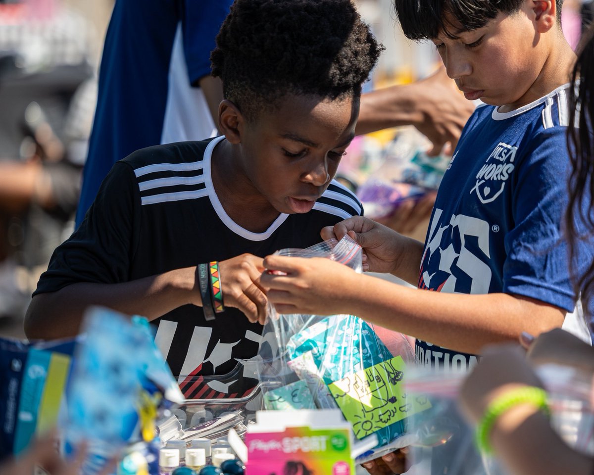 solofthecities's tweet photo. Week 3 of #ServeToPlay: Our high school teams supported Sol Haven with a move-in drive, while our elementary &amp; middle school futsalers assembled hygiene kits. One more match day before Championship Sunday! Learn more: https://t.co/CoUKiC5Yk2 #SolOfTheCities https://t.co/2HBjWNiTe0